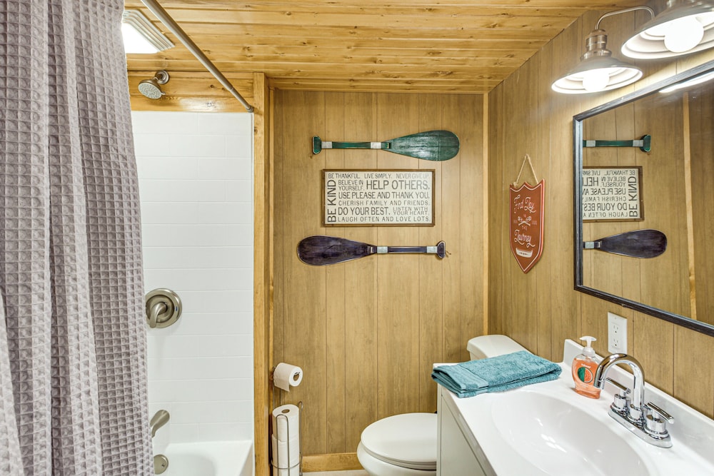 Canal Across Street: Family Cabin in Breezy Point!