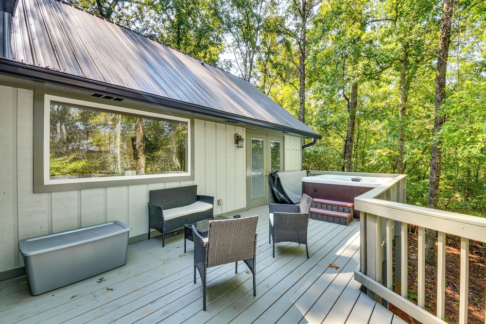 Woodsy Retreat w/ Deck & Views in Dahlonega!