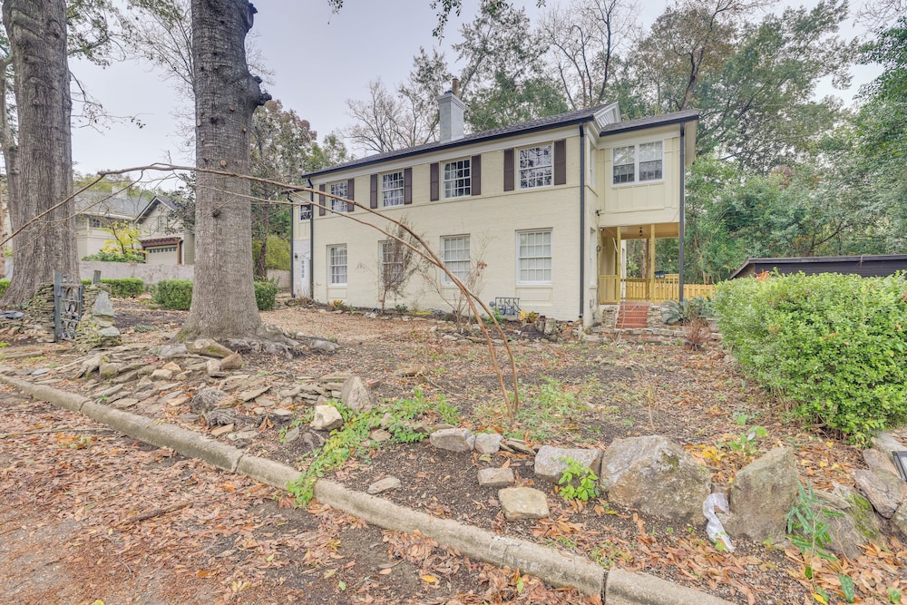 Peaceful Townhome: 2 Mi to Downtown Montgomery!