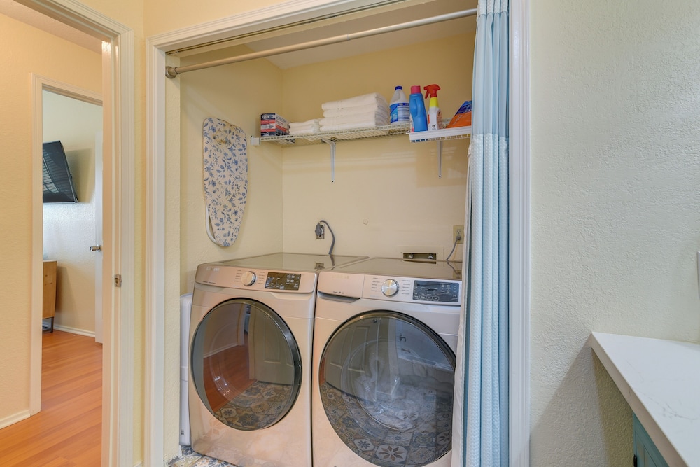 Great Location! Quiet Galveston Gem 1 Mi to Shore