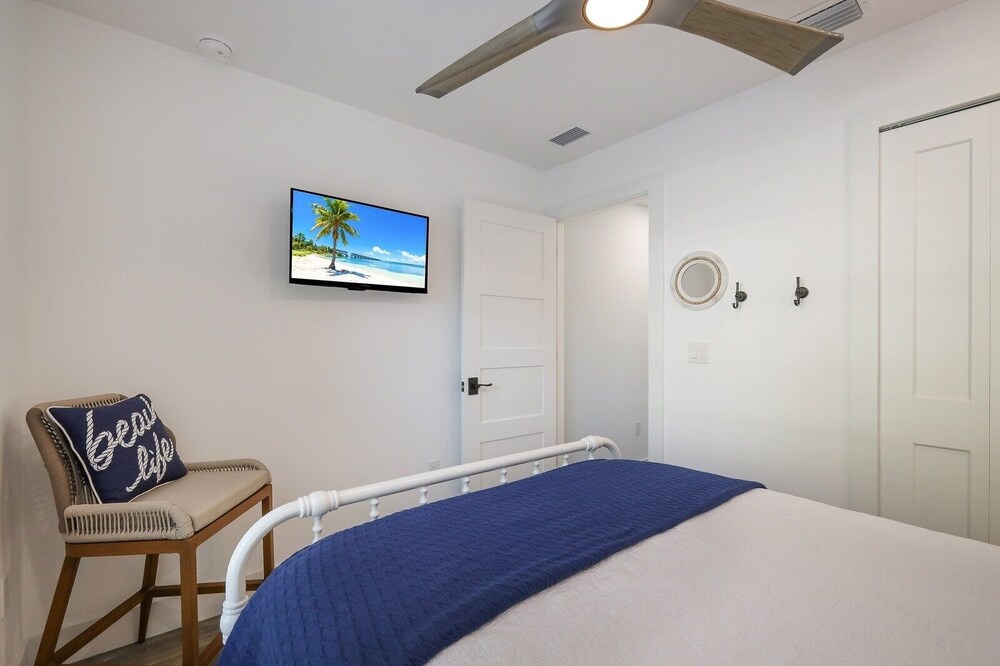 The Bea's Knees 3 Bedroom Home by RedAwning