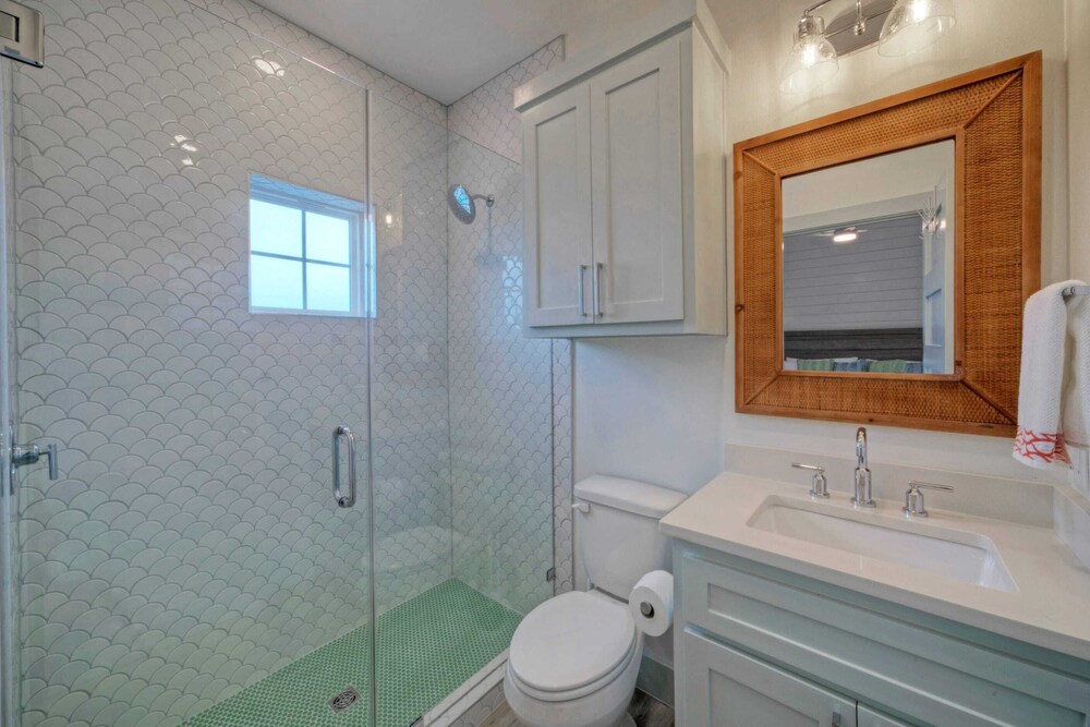 Sleeps 24 2 Homes, Walk to the Beach, Private Pools, Fire Pit, Modern Design