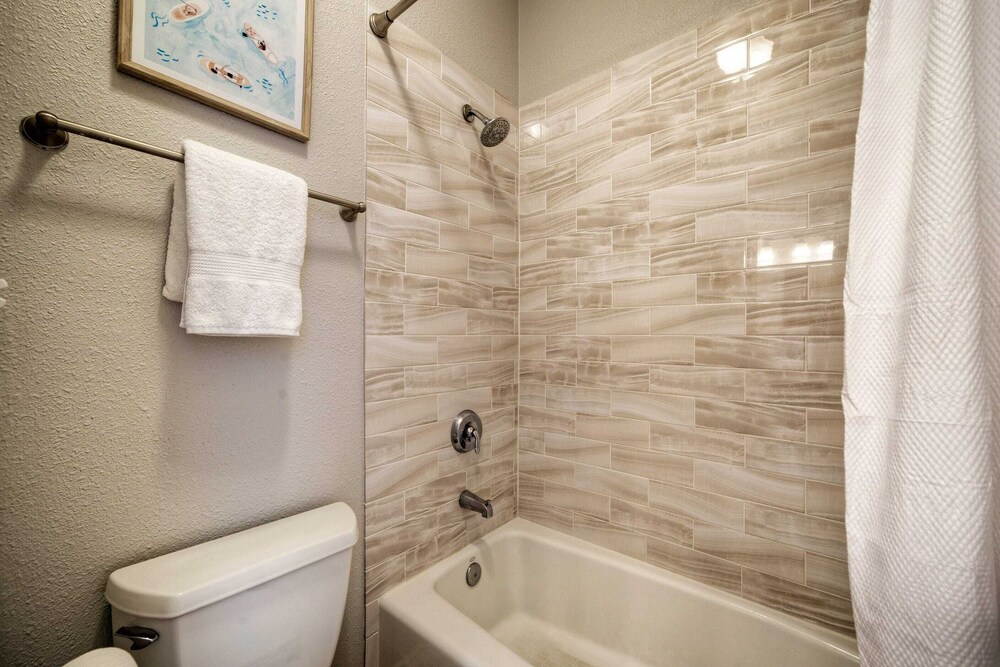 Stylish Condo w/ Pool & Spa Access, Wak to Beach Beach Breeze by Avantstay