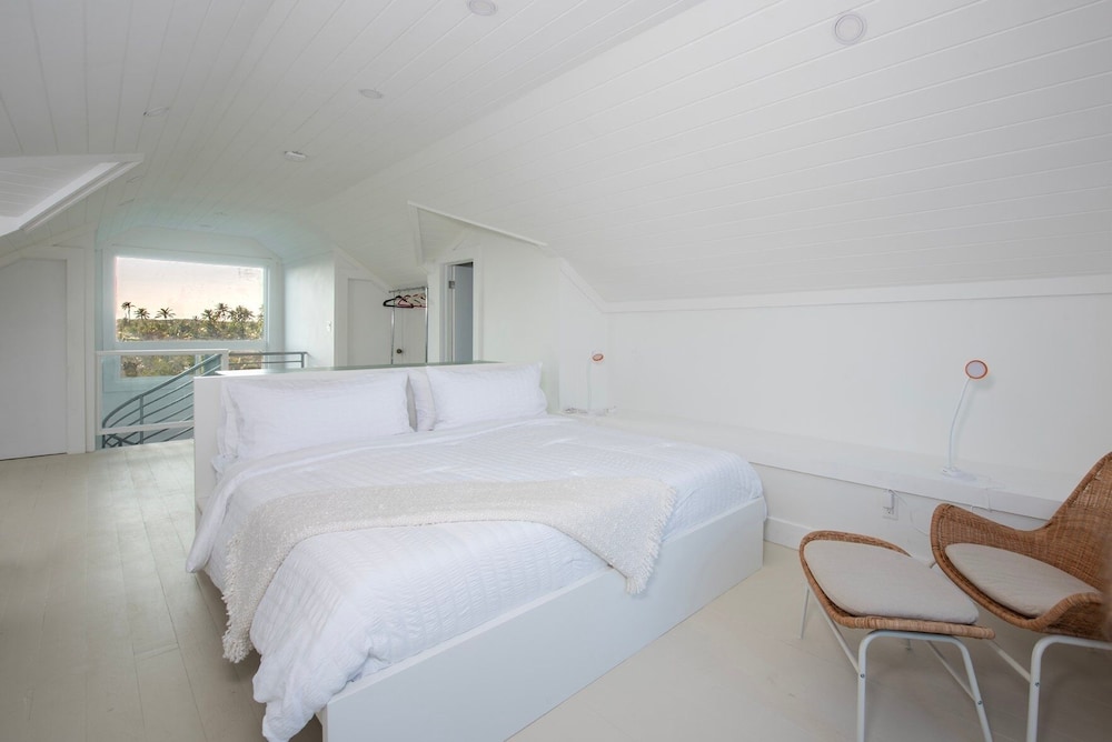 Veselka - Remodeled Home On Double Bay Beach 3 Bedroom Home