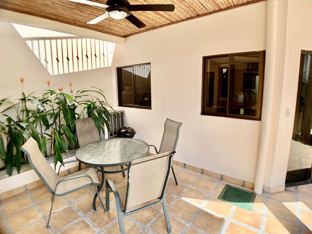 Villa Arenas: Private Pool & Easy Beach Access in Jaco by RedAwning