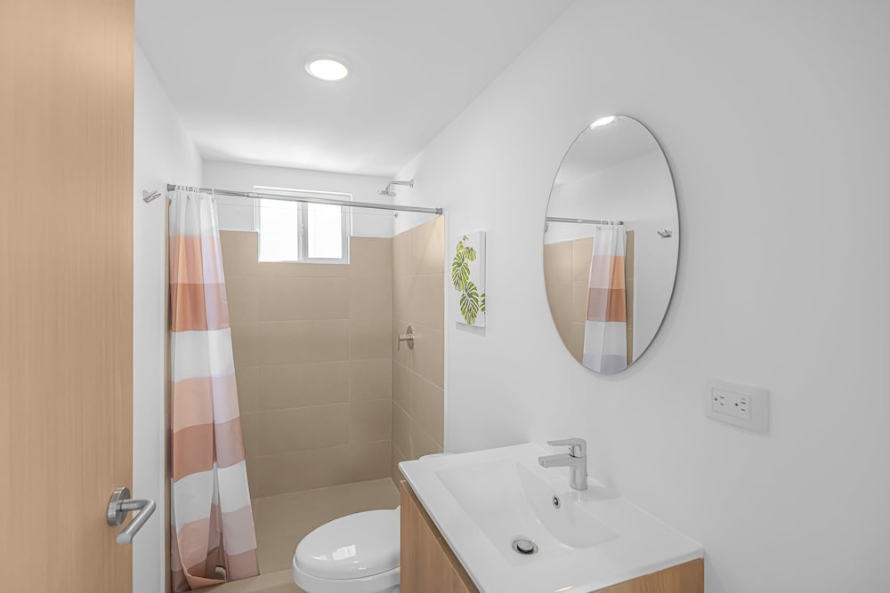 Upstay - Brand New Condo w Pool - 5 Mins to Beach
