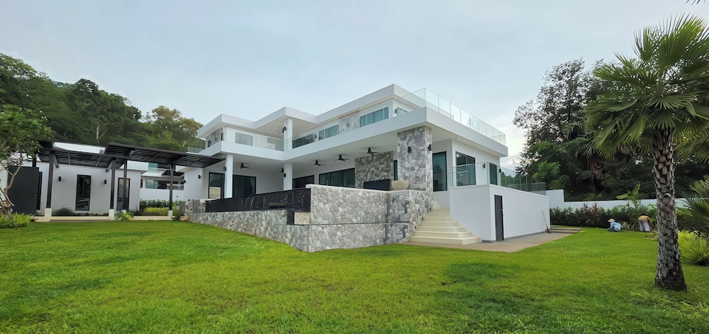 Luxurious 5-bedroom Villa Overlooking Pattaya City