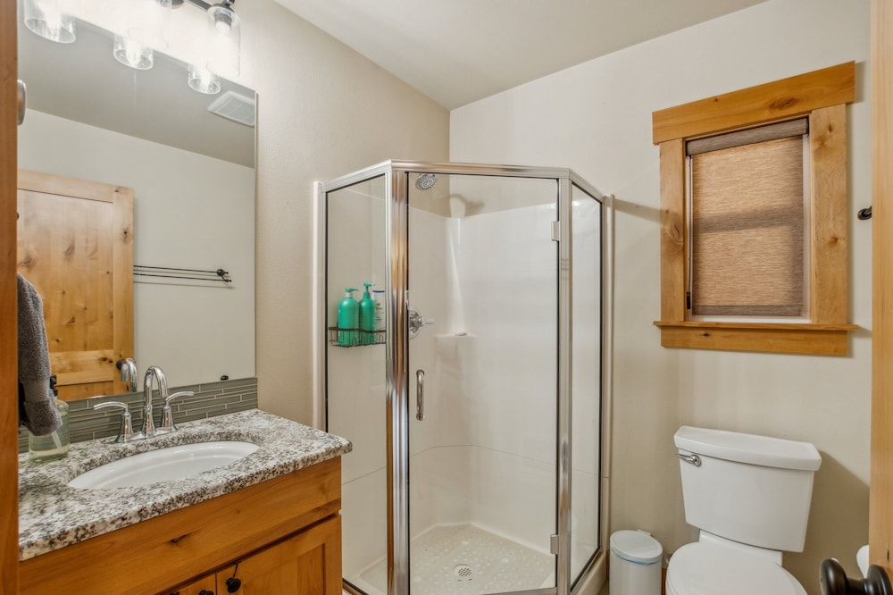 Mountain Retreat With Hot Tub, Game Room And Yard 3 Bedroom Home