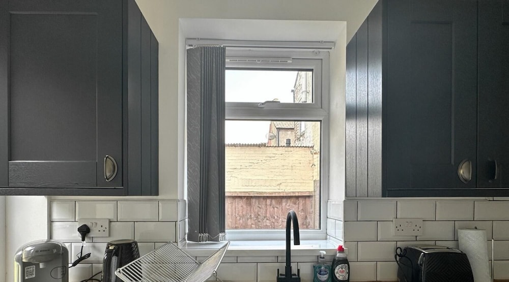 Stunning Design 3 Bedroom House Street Parking view 3