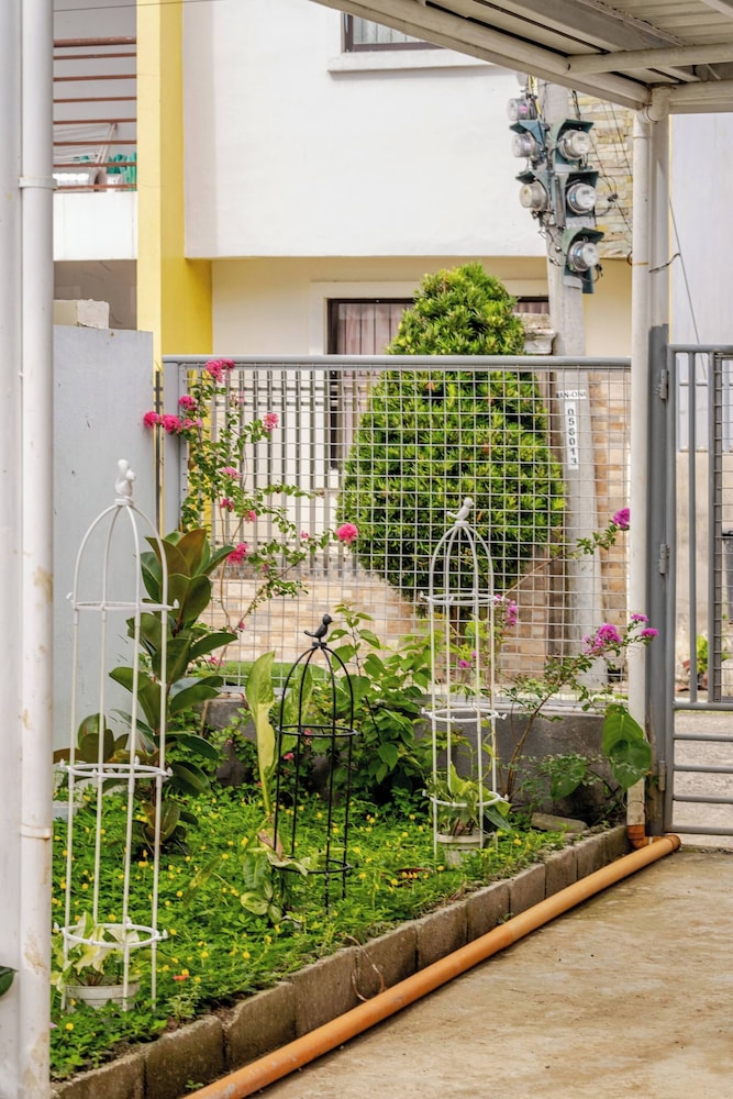 Charming Iloilo City House With Garden View