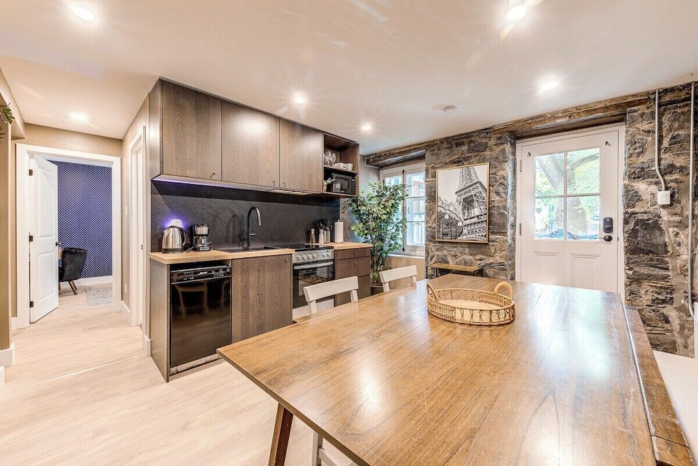Beautiful Vieux Quebec 2 Bed Apt