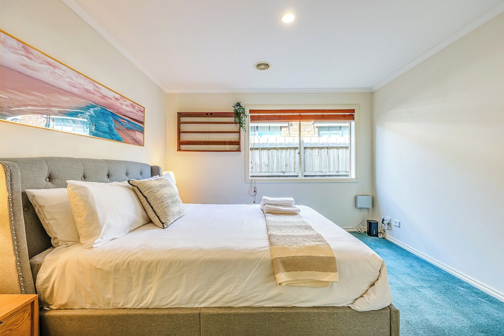 StayAU Family Retreat w/Pool Table in Cranbourne