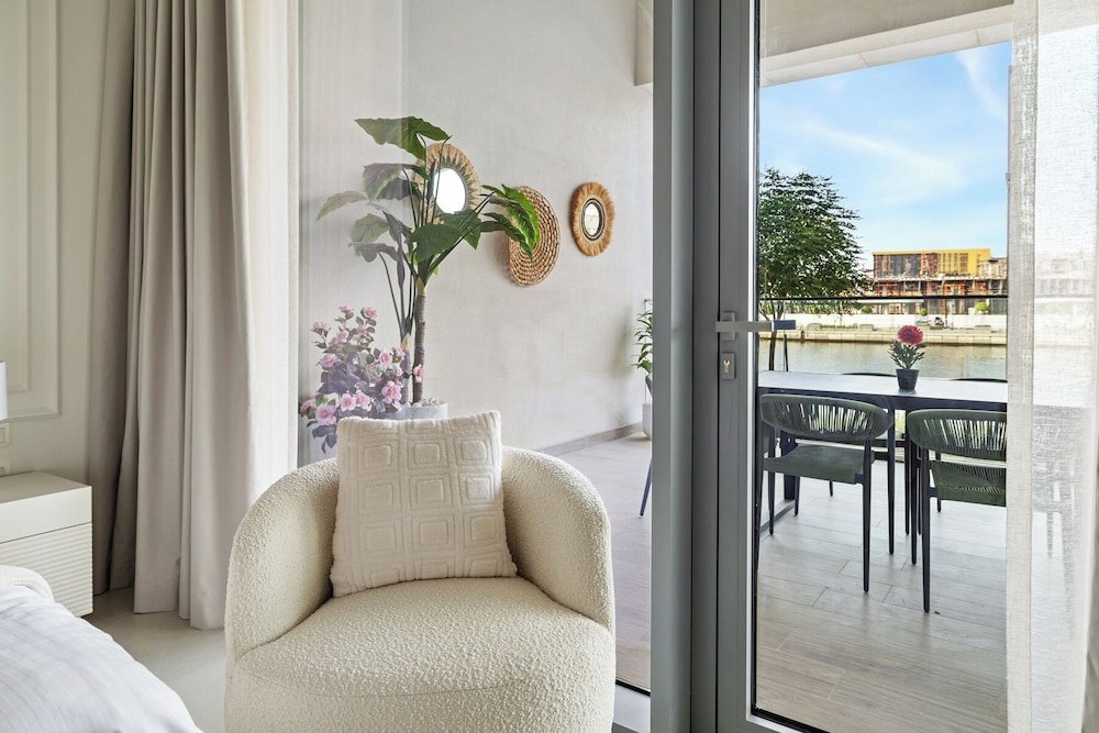 2BR M Huge Terrace Direct Canal Access