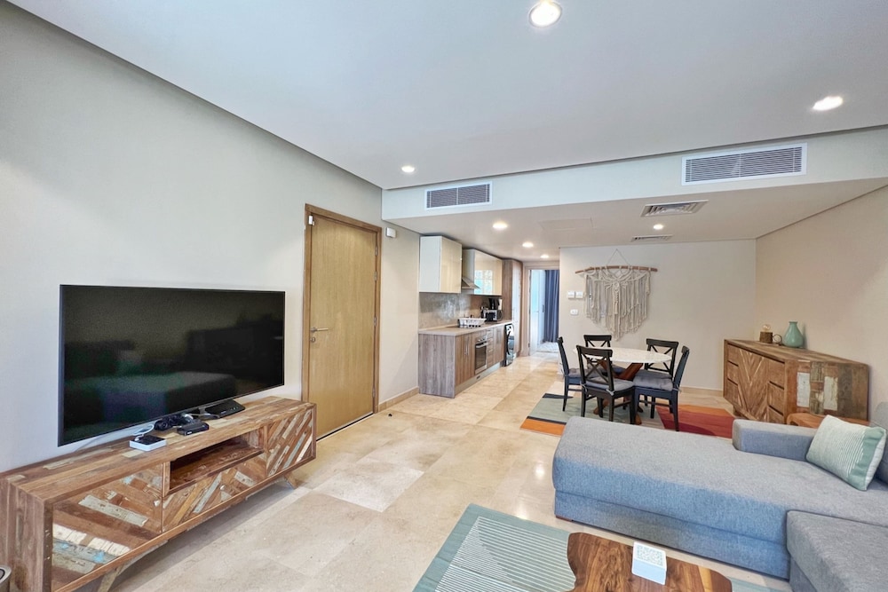 Xuru Stays I Exotic 1bdr w/ Outdoor Terrace Pool & Beach Access
