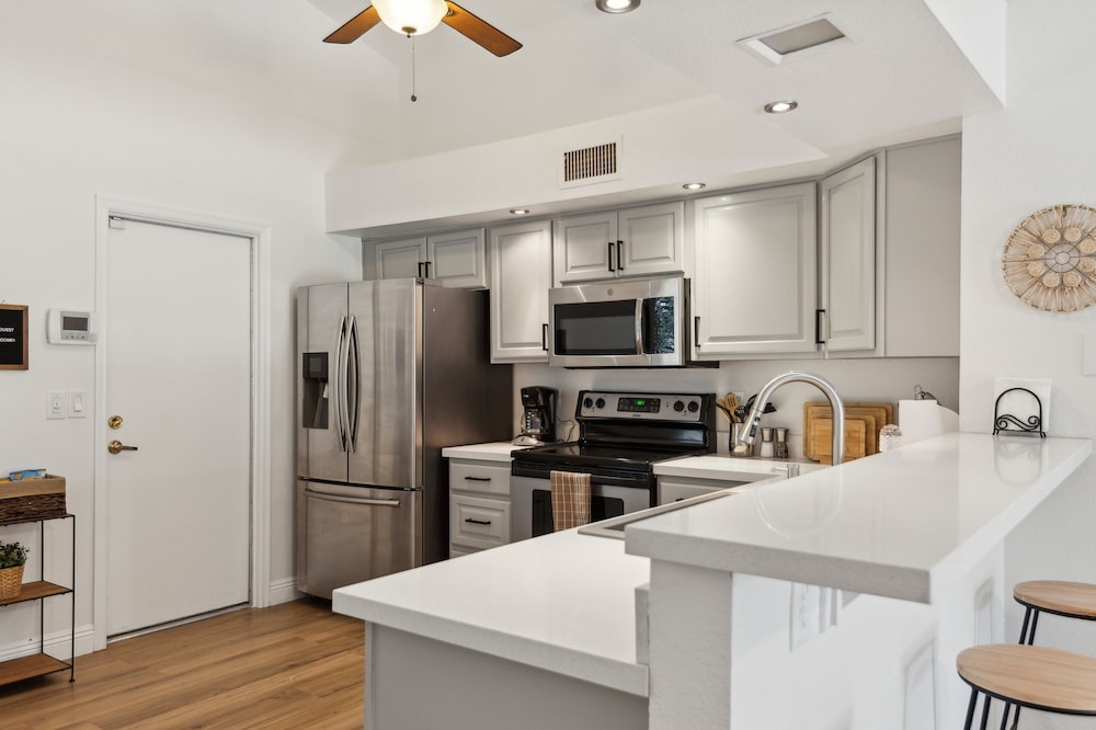 Beautifully Renovated Glendale Retreat 3 Bedroom Home by RedAwning