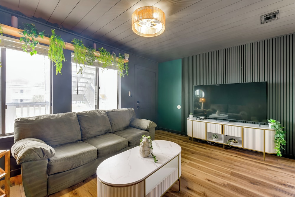 Chic & Elevated Decor: Beachfront PCB Gem w/ Patio