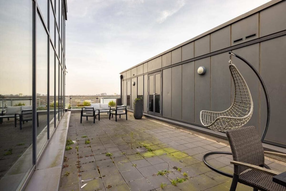 The Riverside Residence - 3bdr Flat With Balcony