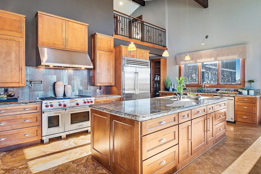Raz Hideaway 7BR Ranch With Panoramic Mountain Views