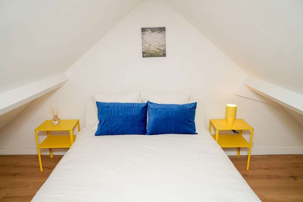 Modern 1BR 1LR Apartment Walk To Rabot