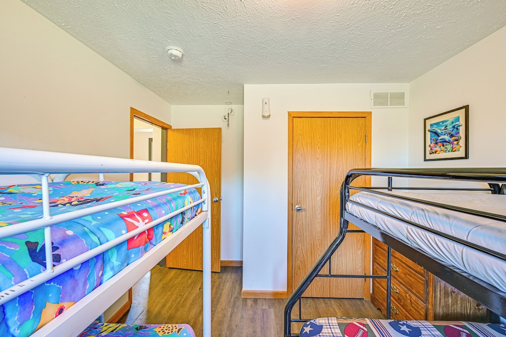 8-acre Bridgman Oasis: Pool, Hot Tub & Game Room