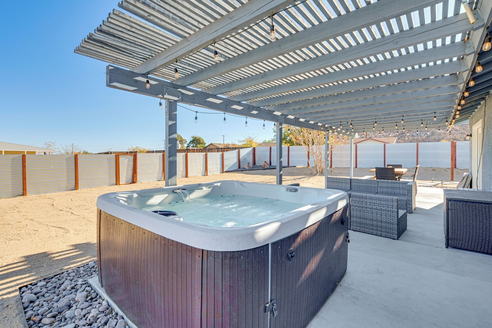 Hot Tub + Patio: Desert Getaway in Joshua Tree!
