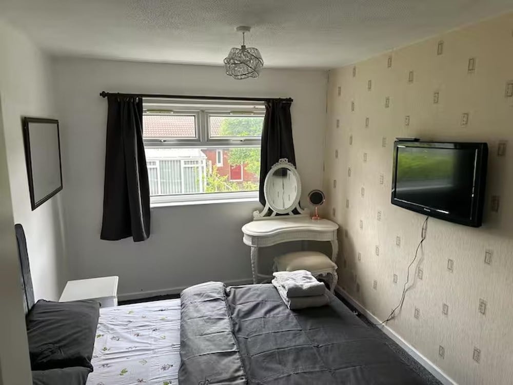 3-bed City Retreat - Sleeps 7, Garden & Parking