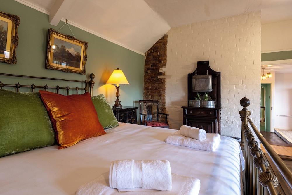Stunning 4BD Home in Worcestershire
