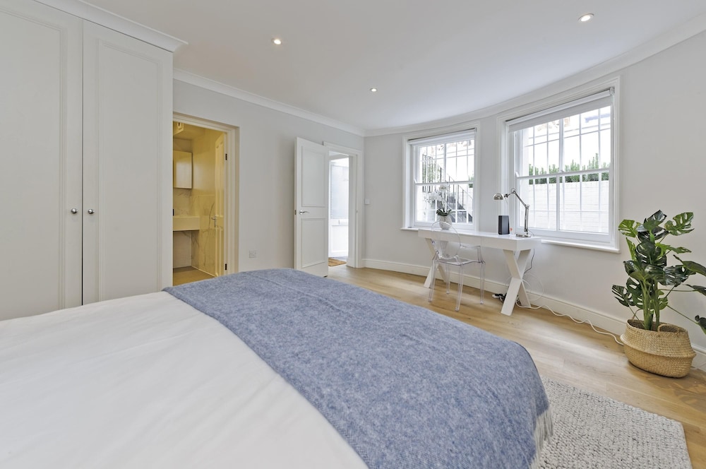 Huge Kensington Garden Flat