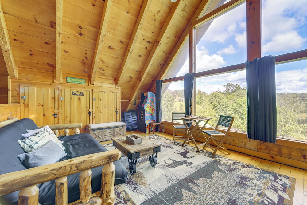 Mins to Dollywood: Boujee Bear Cabin w/ Hot Tub!