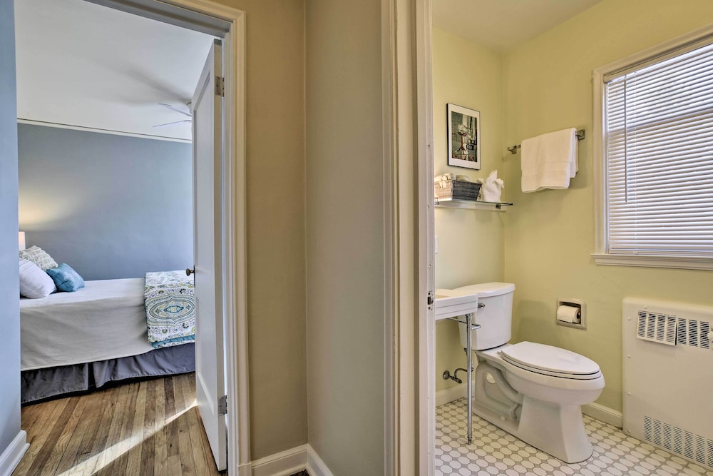 Townhome w/ Fast & New Wifi - Walk to Downtown! view 5
