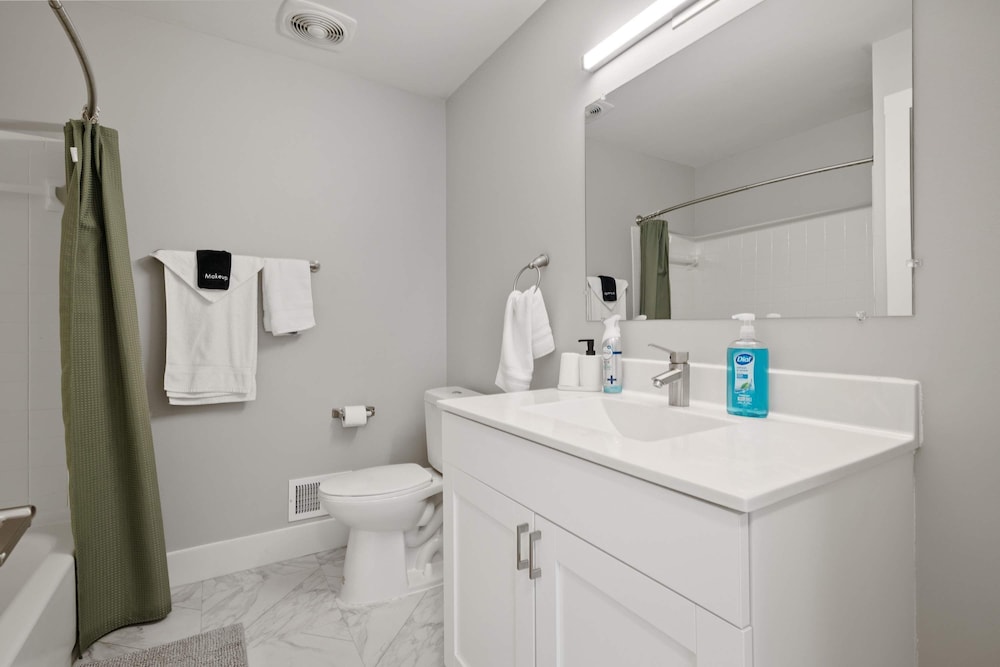 Bright and Airy 2BR 2BA in the Heart of the City