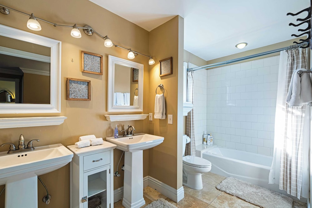 Victorian Manor In Paso Robles Wine Country + Pool, Hot Tub, Firepit, Tennis Court Sleeps 28