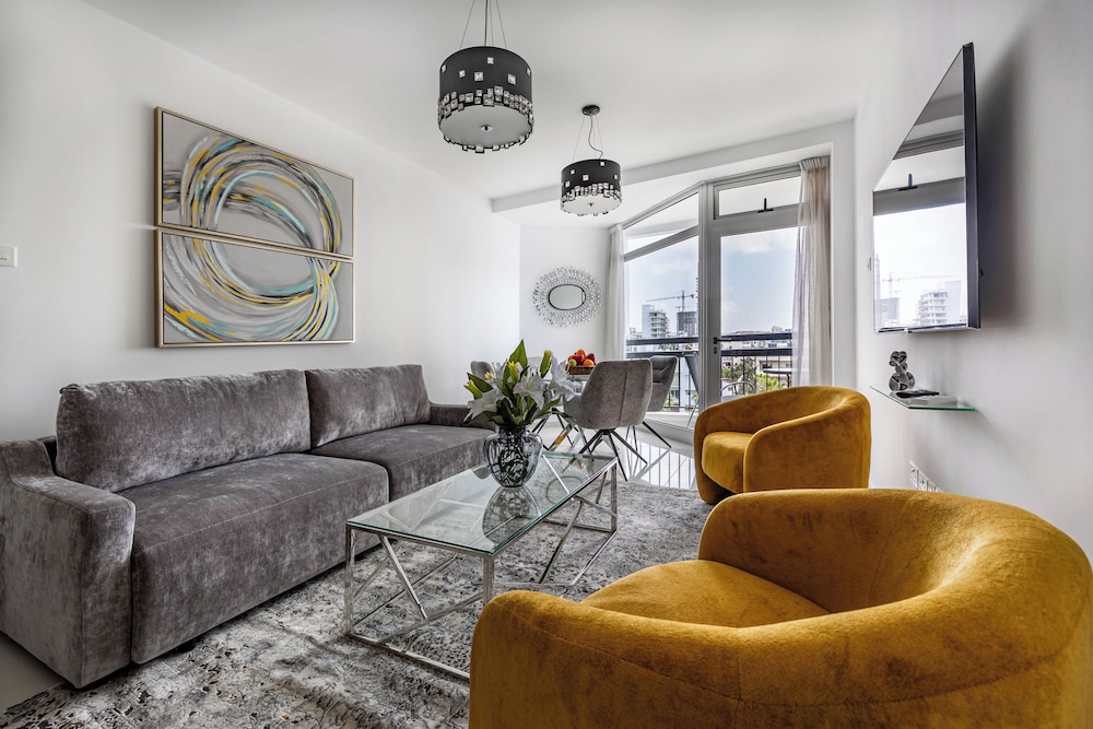 Marathon Beach Apartment With Shared Pool