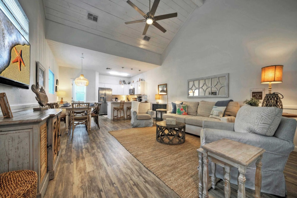Sleeps 29, 3 Homes Beachside Resort Pool, Walk to the Beach