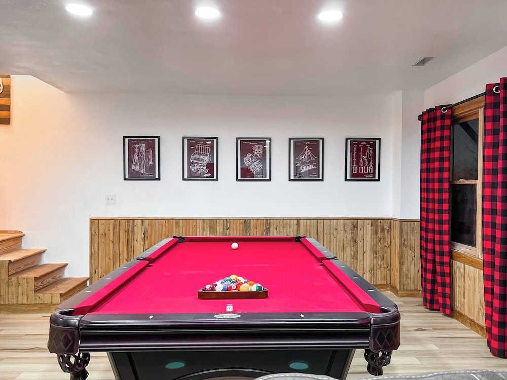 3 Kings 4 Bunks-sleeps 10-smart TV X6-parking out Front-full Kitchen-hot Tub