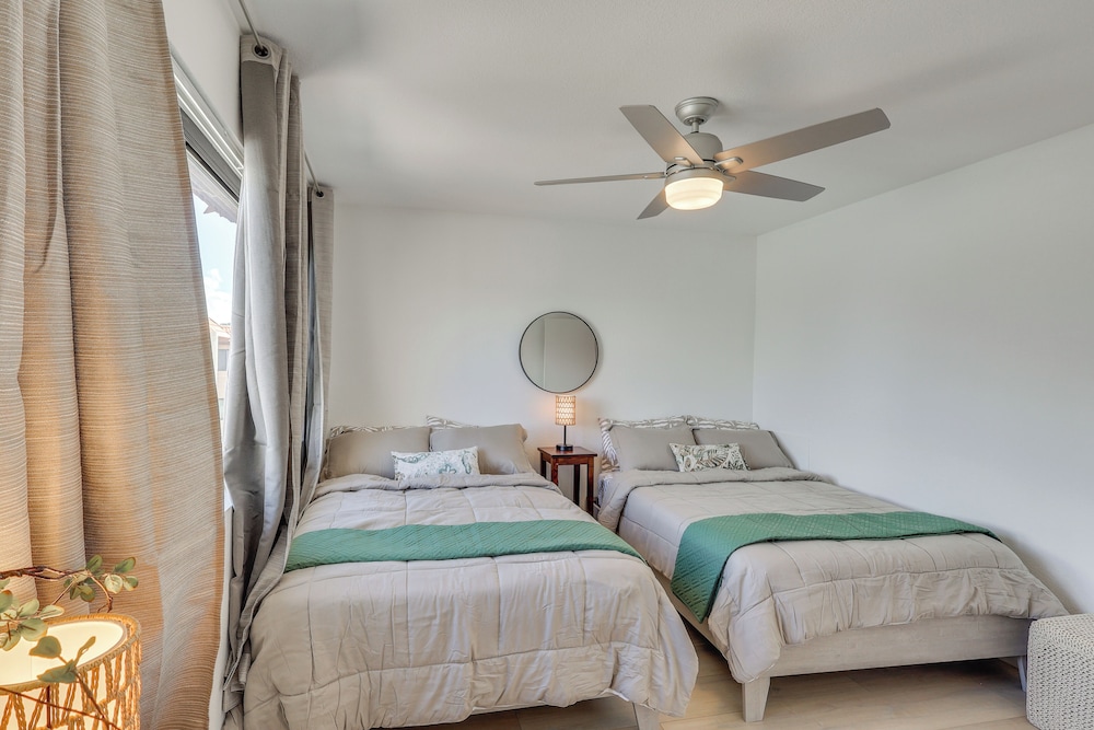 < 2 Mi to London Bridge: Chic Condo w/ Pool Access
