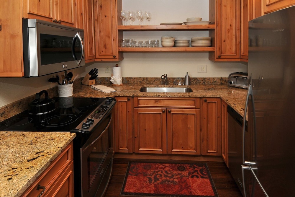 Cozy 2BR Ski-in/out Condo in Lionshead Village at Eagle Bahn Gondola