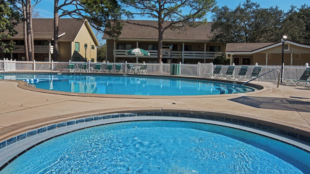 Sleeps 8 w/ Resort Pools, Tennis, Golf & Beach Access + Attraction Tickets!
