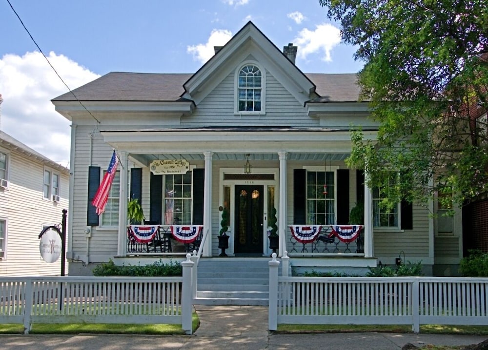 Chesnut Cottage Inn