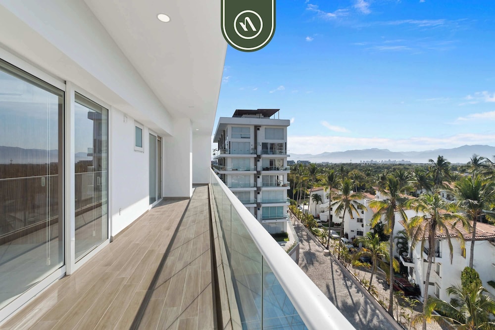 Tropical 2 BR Retreat - Close to the Beach - Pool