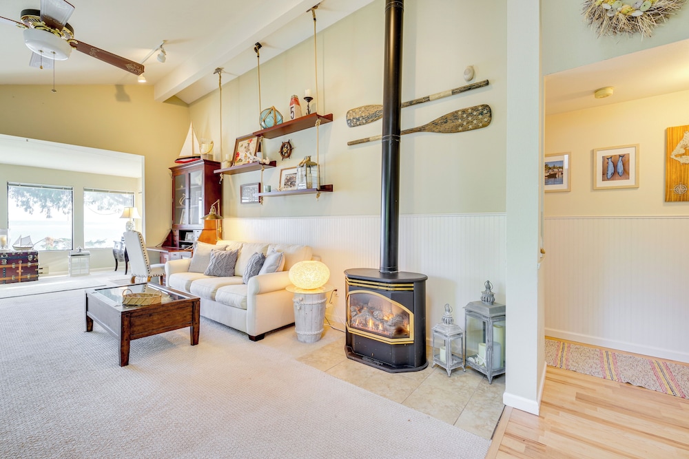 1/4 Mi to Beach: Family Home w/ Spacious Deck!