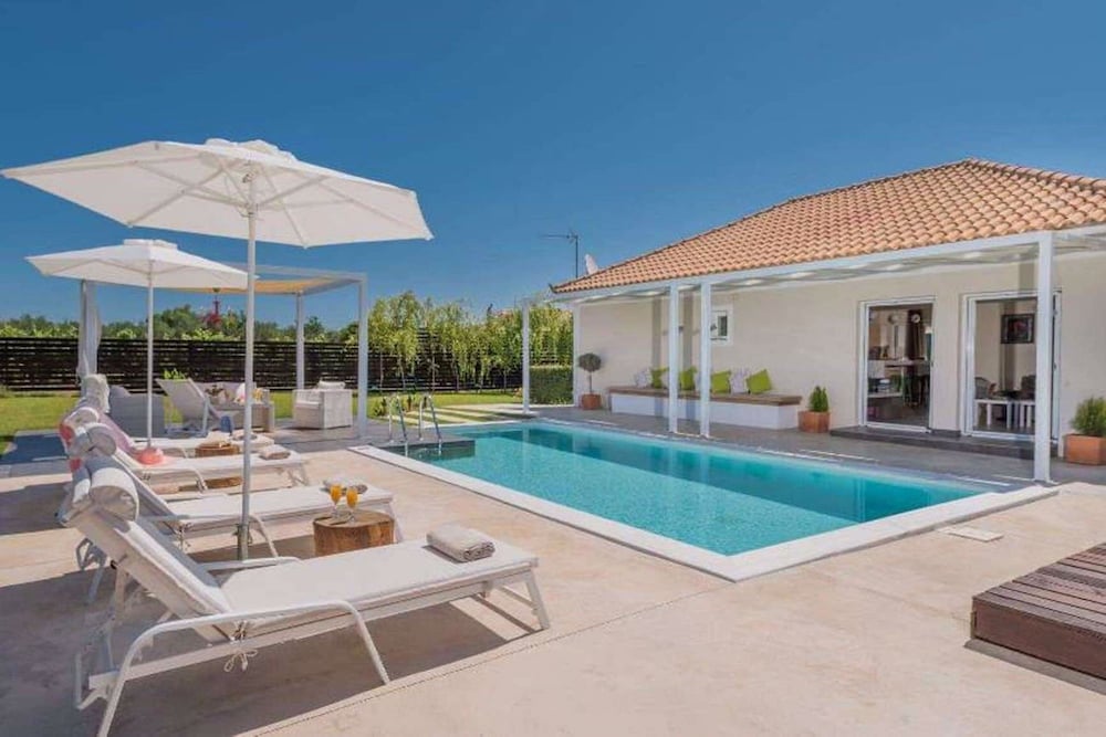 Madini Luxury Villa With Private Pool photo 2
