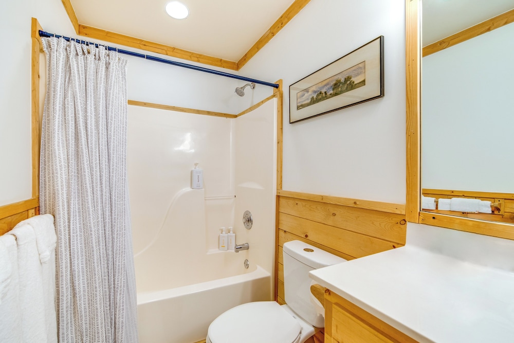 10 Mi to Waynesville: Cabin w/ Hot Tub & Mtn Views