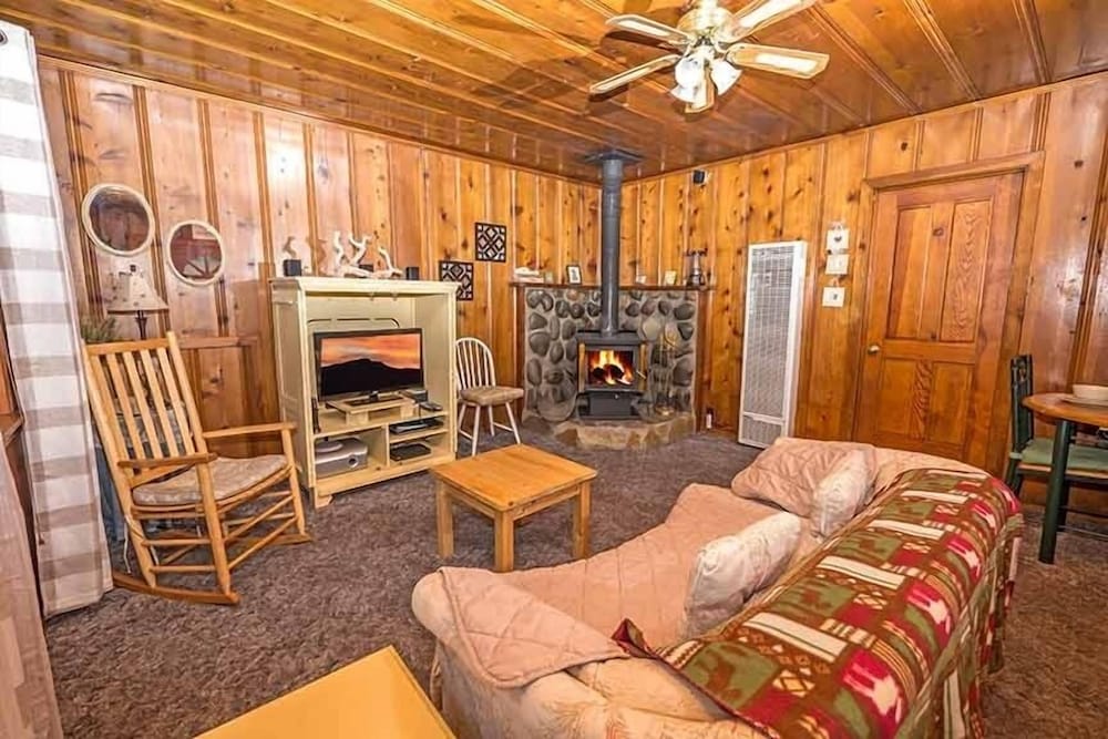 1198 Carson Avenue 1 Bedroom Cabin by RedAwning