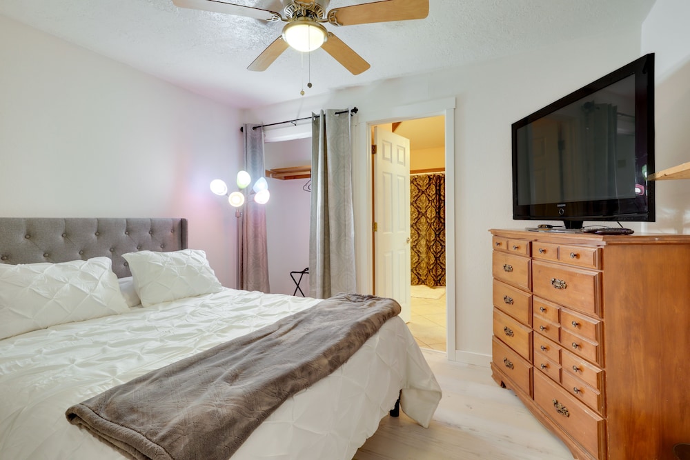 Albany Vacations - Salem Getaway w/ Hot Tub Near Parks  Boating! - Property Image 4