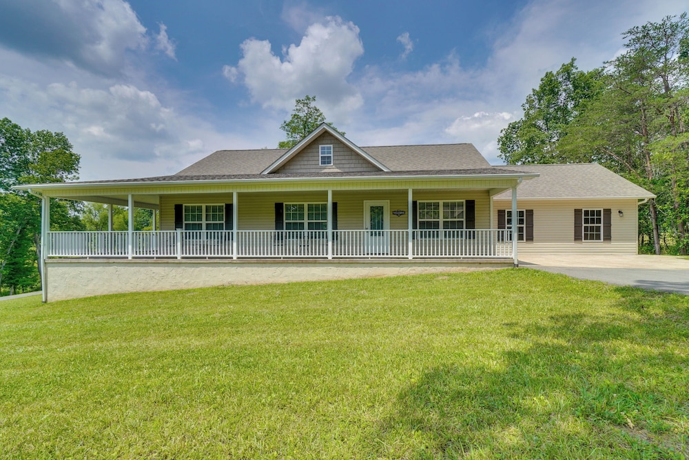Wraparound Porch: Home Near Dtwn Crossville!