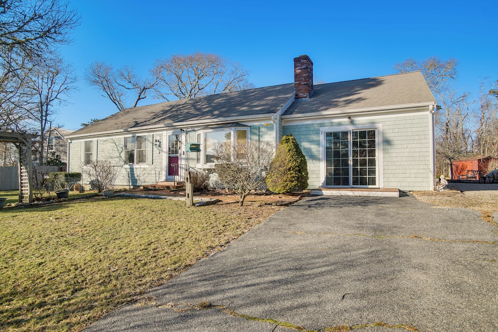 Ping-pong & Backyard: Spacious Chatham Retreat