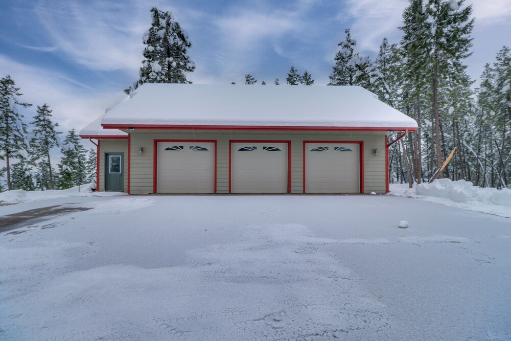 Mountain Views & Deck: Spacious Eureka Getaway!
