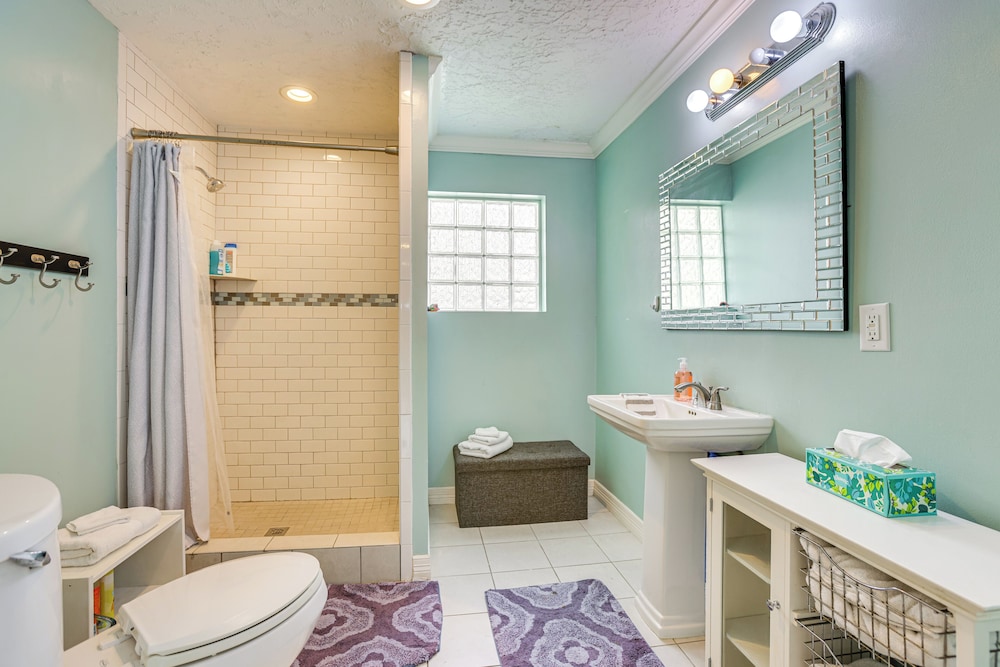 9 Mi to Downtown Houston: Cozy Cottage w/ Patio!