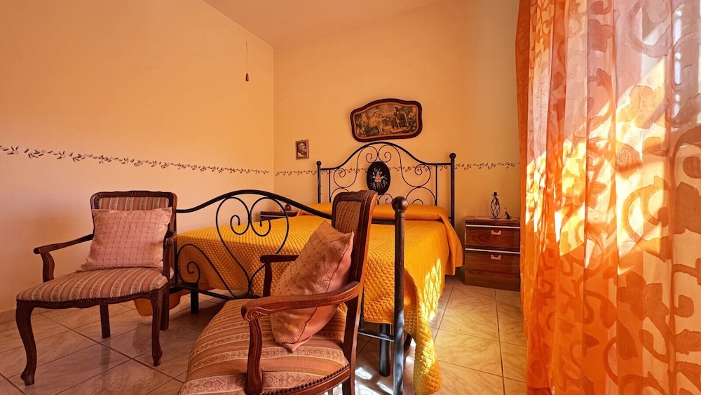 Villa Ulivo Sleeps 7 Garden Close to the sea